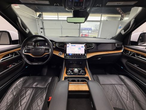 Used 2022 Jeep Grand Wagoneer Series III image 14