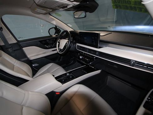 Used 2025 Lincoln Corsair AWD image 23