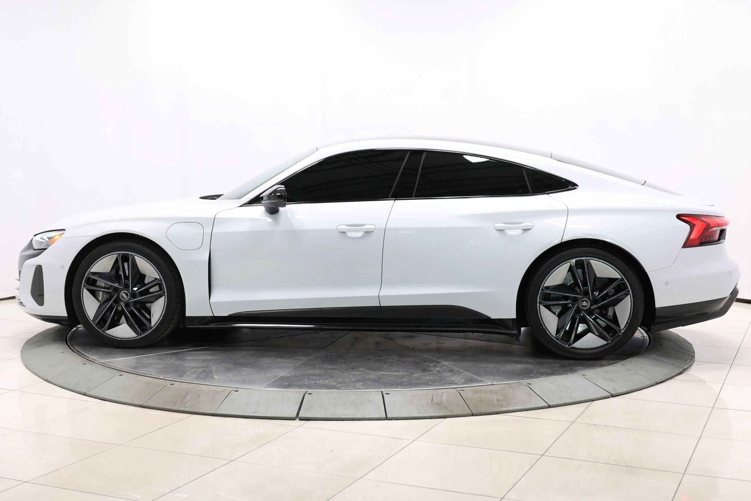 Used 2023 Audi RS e-tron GT w/ Carbon Performance Package AWD/4WD image 9