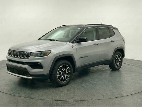Used 2025 Jeep Compass Trailhawk AWD/4WD image 3