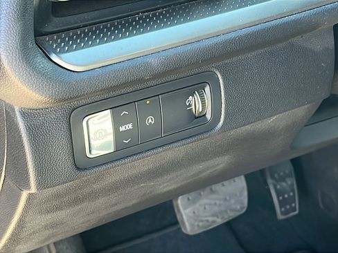 Used 2025 Chevrolet Traverse LT image 13