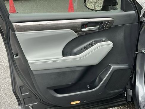Used 2024 Toyota Highlander Platinum image 6