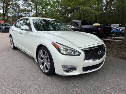Used 2018 INFINITI Q70 L 3.7 w/ Sensory Package RWD image 3