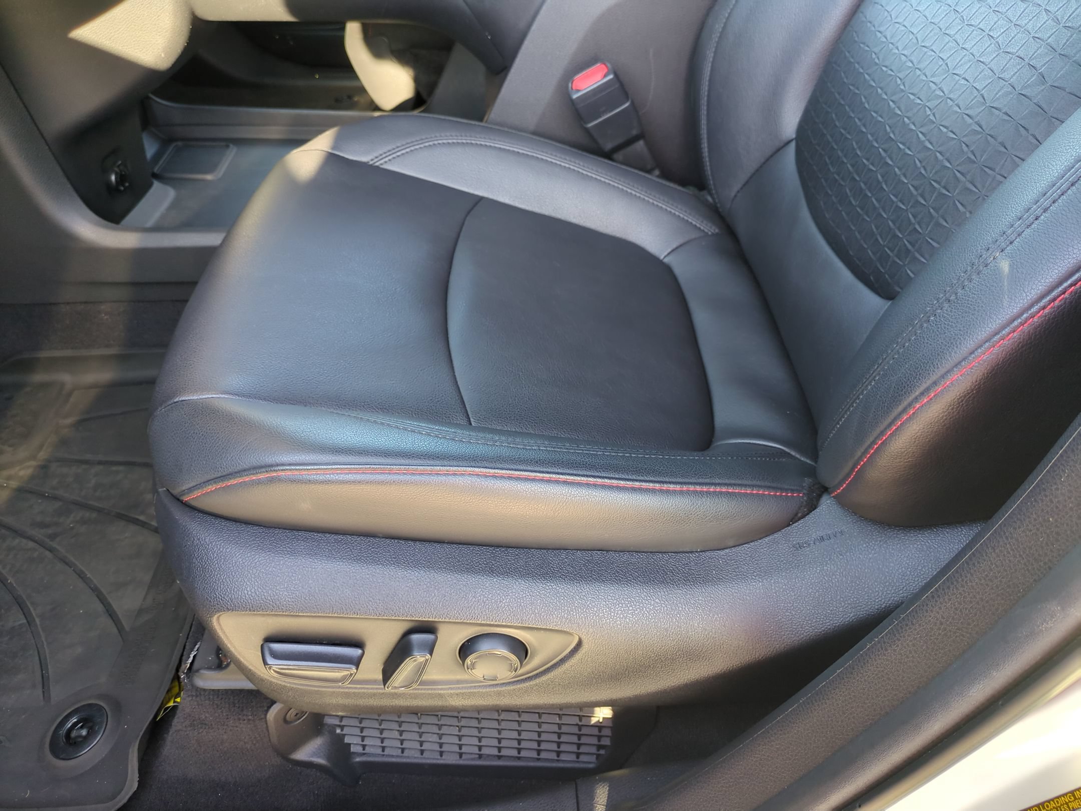 Used 2025 Toyota Sienna XSE FWD image 17