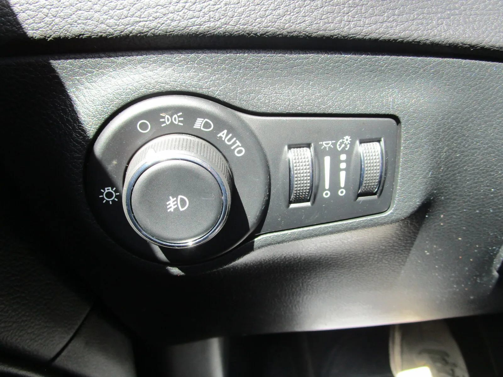 Used 2018 Jeep Compass Latitude AWD/4WD image 29