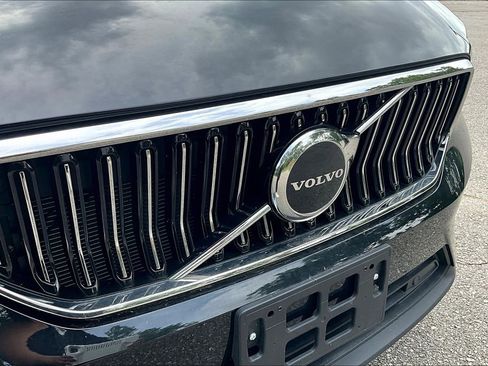 Used 2024 Volvo XC40 B5 Core image 40