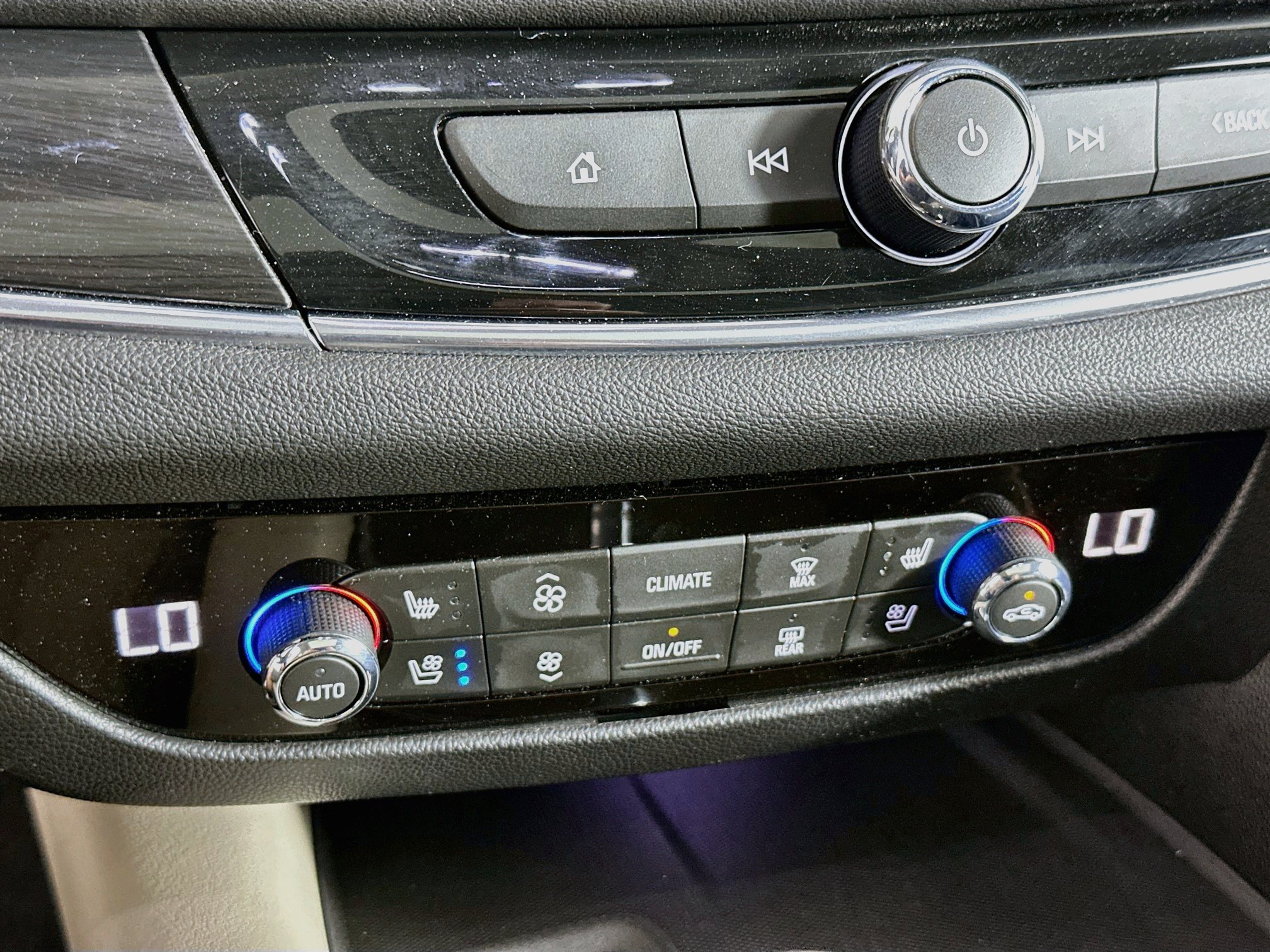 Used 2019 Buick Enclave Premium w/ Experience Buick Package FWD image 23