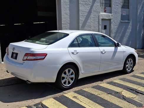Used 2010 Toyota Camry XLE FWD image 6