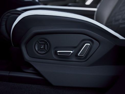 Used 2025 Lamborghini Urus SE image 37