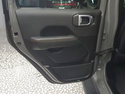 Used 2022 Jeep Wrangler Unlimited Sahara AWD/4WD image 15