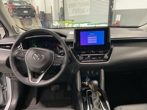 Used 2023 Toyota Corolla Cross XLE image 12