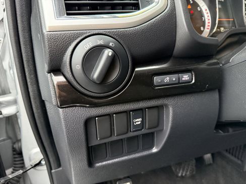 Used 2019 Nissan Titan SV image 17