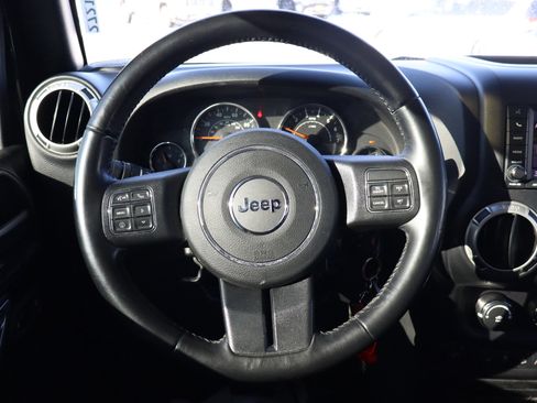 Used 2018 Jeep Wrangler Unlimited Sahara w/ Connectivity Group image 11