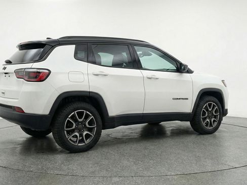 Used 2025 Jeep Compass Trailhawk AWD/4WD image 9