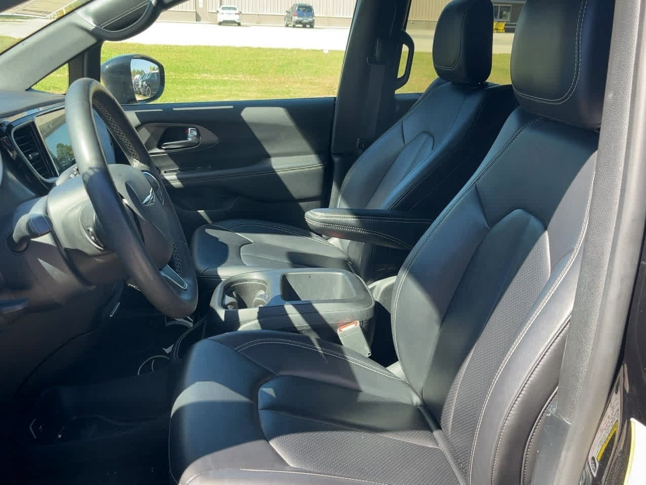 Used 2025 Chrysler Pacifica Select FWD image 3
