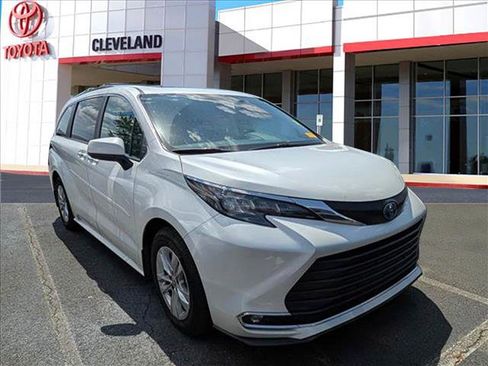 Used 2024 Toyota Sienna XLE w/ XLE Plus Package AWD/4WD image 2