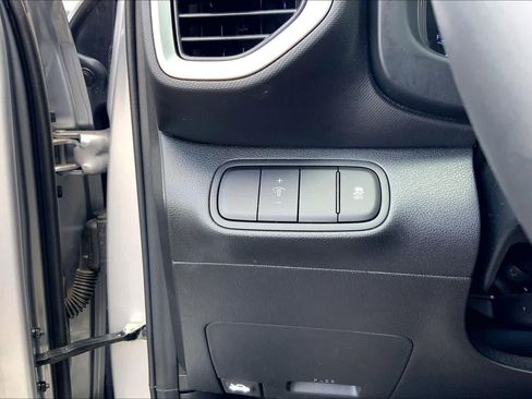 Used 2025 Hyundai Venue SEL FWD image 36