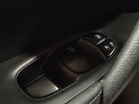 Used 2019 Nissan Rogue SV image 27