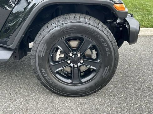 Used 2022 Jeep Wrangler Unlimited Sahara AWD/4WD image 13