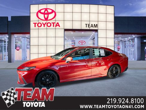 Used 2025 Toyota Camry SE image 1