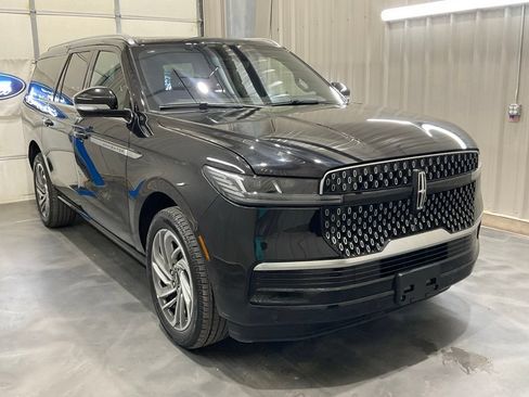 Used 2025 Lincoln Navigator L Reserve AWD/4WD image 2
