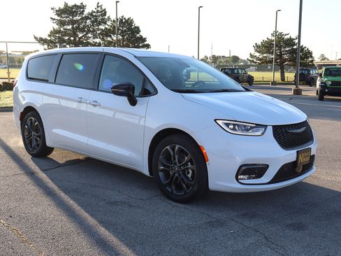 New 2026 Chrysler Pacifica Select image 4