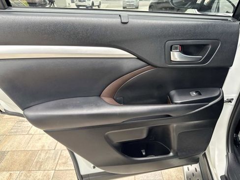 Used 2019 Toyota Highlander XLE image 16