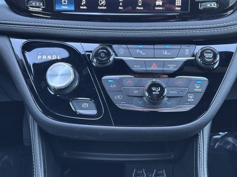 Used 2025 Chrysler Pacifica Limited image 19