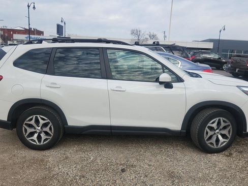Used 2023 Subaru Forester Premium image 3