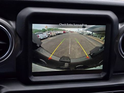 Used 2020 Jeep Wrangler Unlimited Sahara AWD/4WD image 27