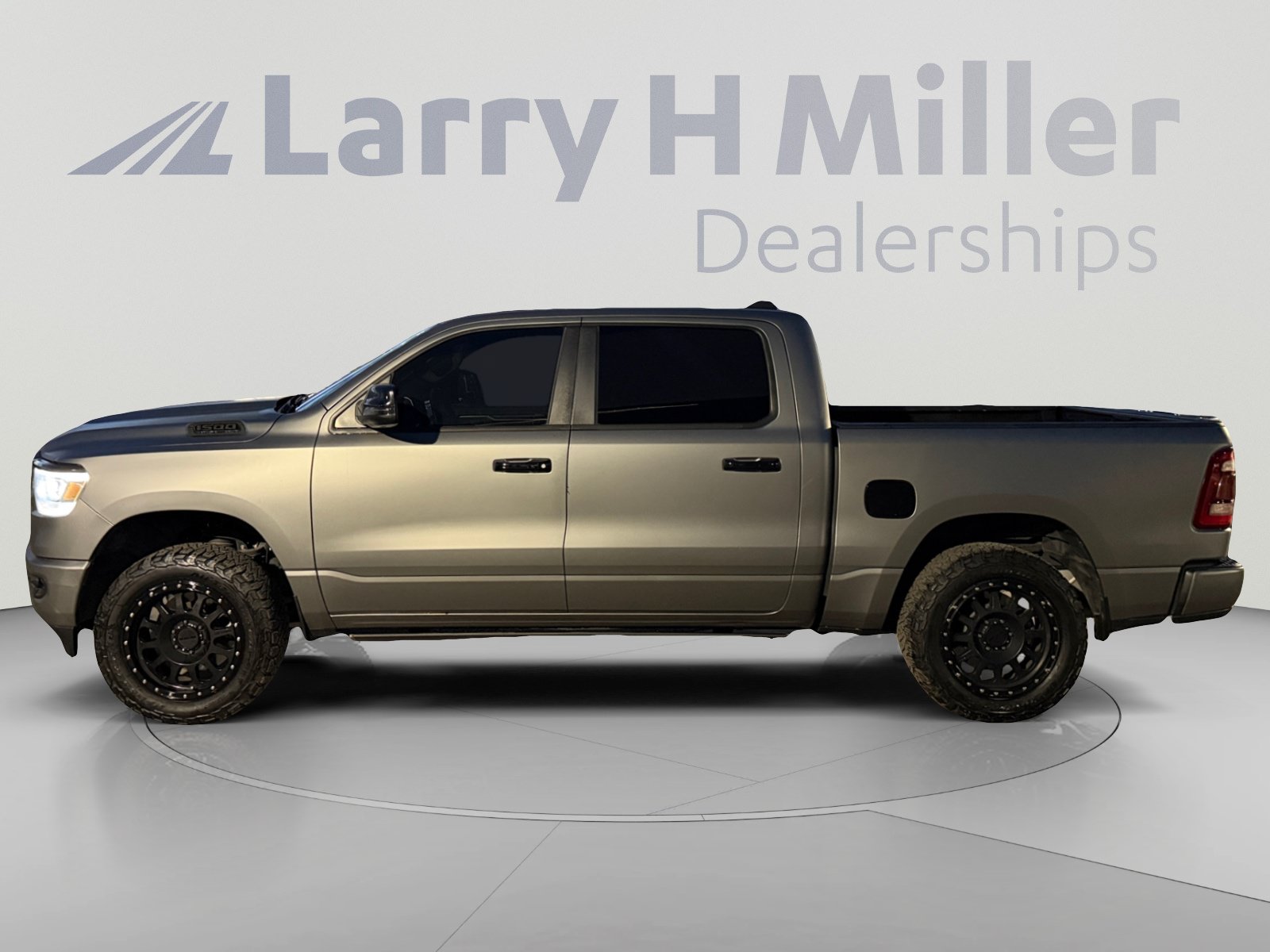 Used 2023 RAM 1500 Laramie AWD/4WD image 2