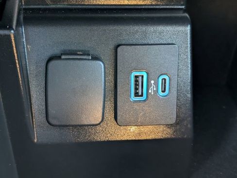 Used 2023 Ford Explorer XLT image 17