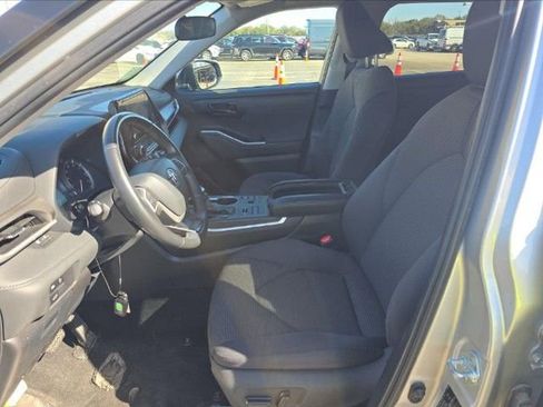 Used 2024 Toyota Highlander LE image 6