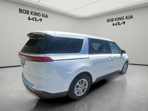 Used 2024 Kia Carnival LX FWD image 5