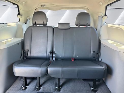 Used 2012 Toyota Sienna SE FWD image 14