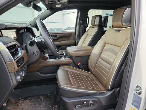 Used 2025 GMC Yukon XL Denali Ultimate w/ LPO, Floor Liner Package image 10