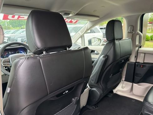 Used 2023 Chrysler Pacifica Touring-L FWD image 31