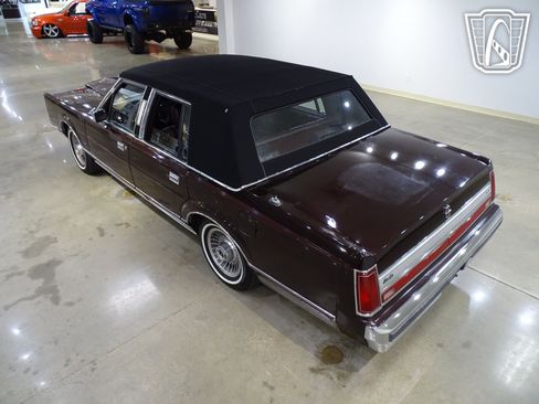 Used 1988 Lincoln Town Car image 8