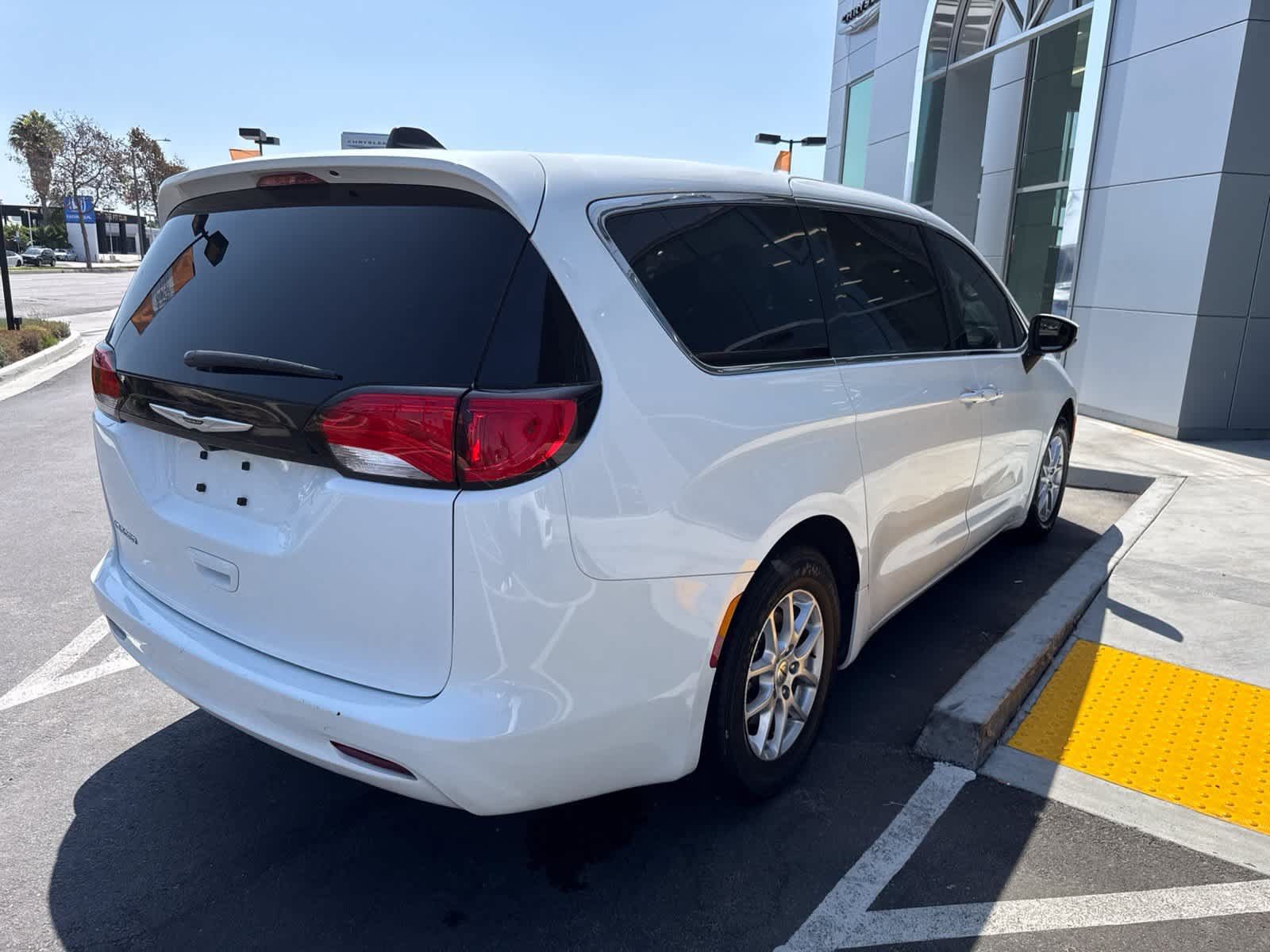 Used 2022 Chrysler Voyager LX FWD image 12