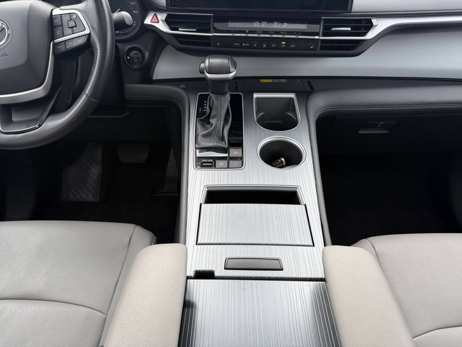 Used 2025 Toyota Sienna XLE FWD image 42