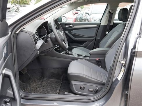 Certified 2025 Volkswagen Jetta SE image 13