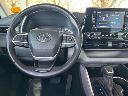 Used 2022 Toyota Highlander XLE image 18