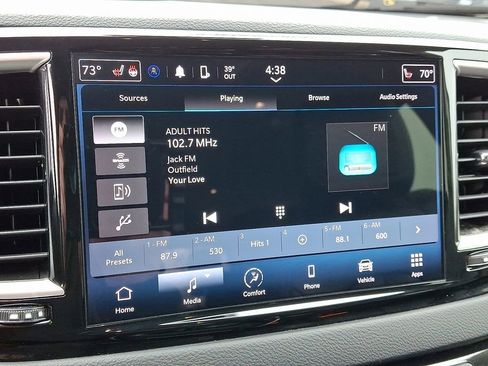 Used 2023 Chrysler Pacifica Touring-L image 17