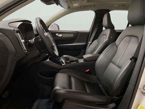 Used 2025 Volvo XC40 B5 Plus image 23