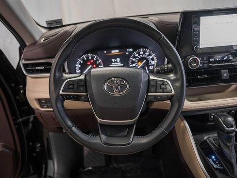 Used 2022 Toyota Highlander XLE image 28