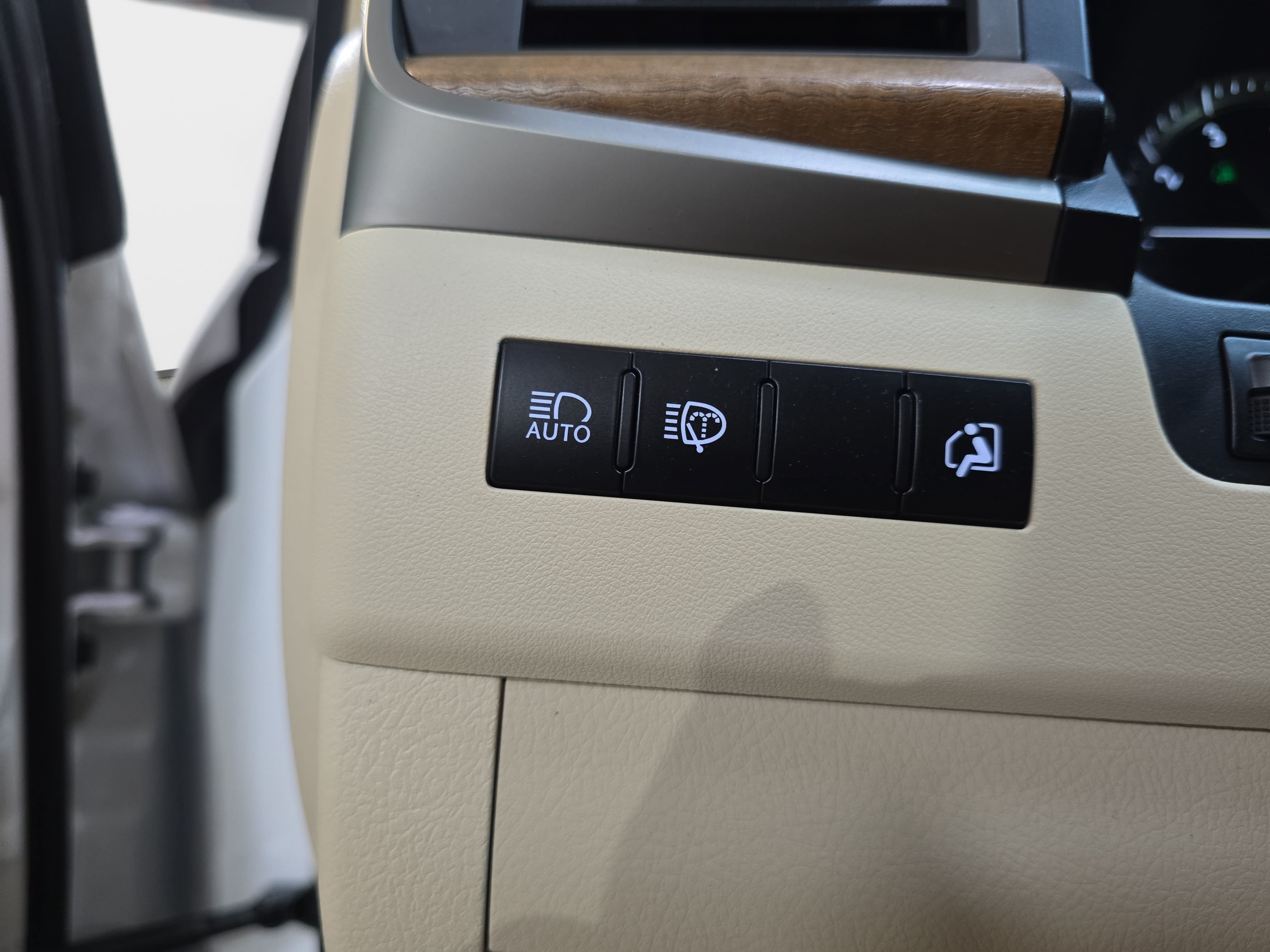 Used 2021 Lexus LX 570 4WD w/ Luxury Package image 23