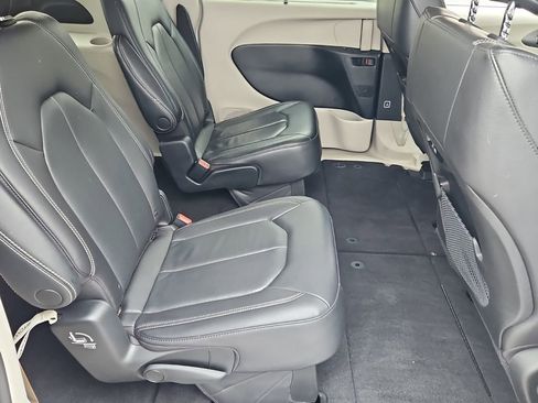 Used 2022 Chrysler Pacifica Touring-L image 19