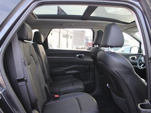 Used 2025 Kia Sorento SX image 33