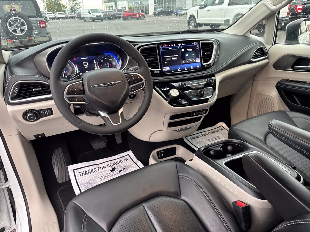 Used 2023 Chrysler Pacifica Touring-L FWD image 50