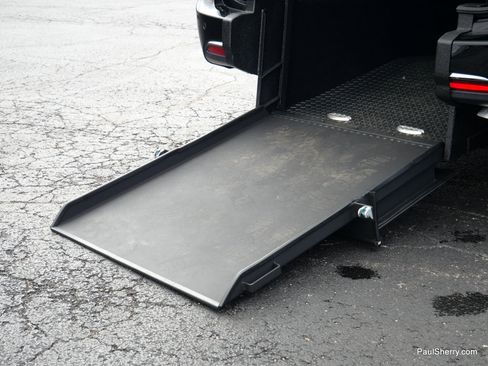 Used 2025 Chrysler Pacifica Select FWD image 16